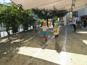 年長組さんとかけっこ　『お兄ちゃんに負けないよー！』